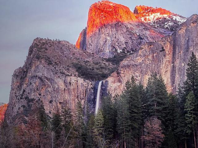 A view of a sunset at Yosemite National Park